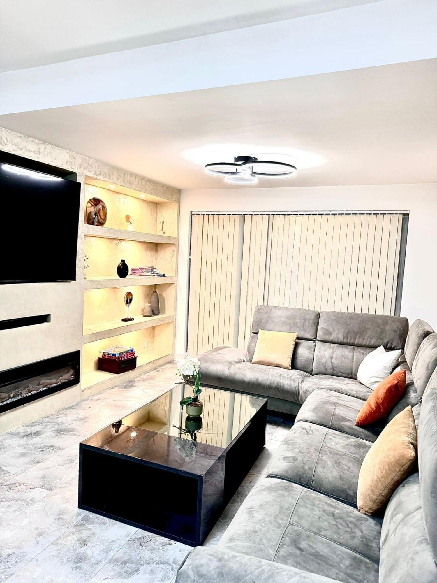 Deluxe Spacious King Size Room Hornchurch Exterior photo
